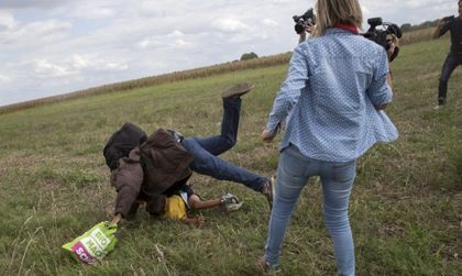 Журналистката, спънала имигрант, съди жертватаси