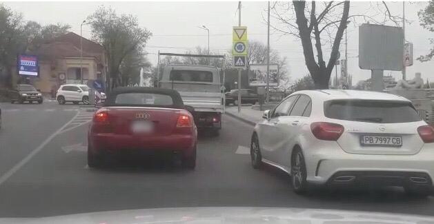 Мерцедес запушва бул. "Марица"! Читател: Това нов паркинг ли е някакъв?