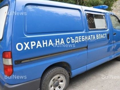 Бус на „Съдебна охрана“ се размаза, има ранени охранители и затворник
