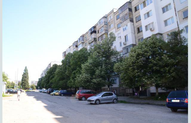 Пожарникари вадят труп от блок на бул. „В. Левски“