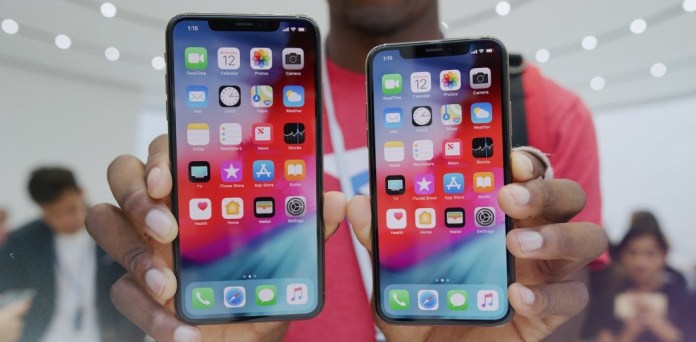 Apple започна да заменя лагващите iPhone XS и XS Max с нови, но това не помага