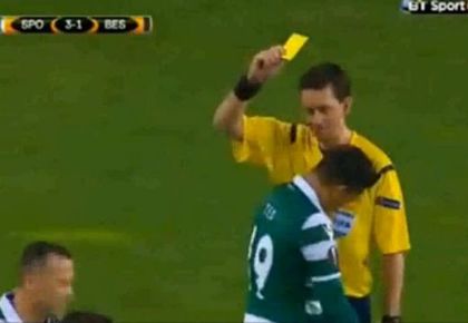 Футболист открадна от съдия, наказаха го (ВИДЕО)