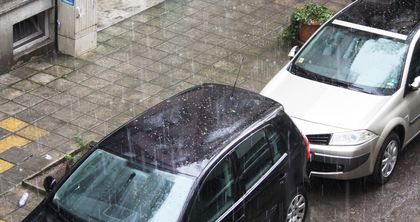 Силен дъжд и градушка се изсипва в момента над Варна (снимки)