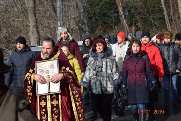 16-годишен извади кръста в Приморско, скачал за първи път (СНИМКИ)