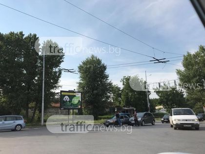 Мерцедес и тойота се блъснаха на Коматевския възел, линейка е на мястото