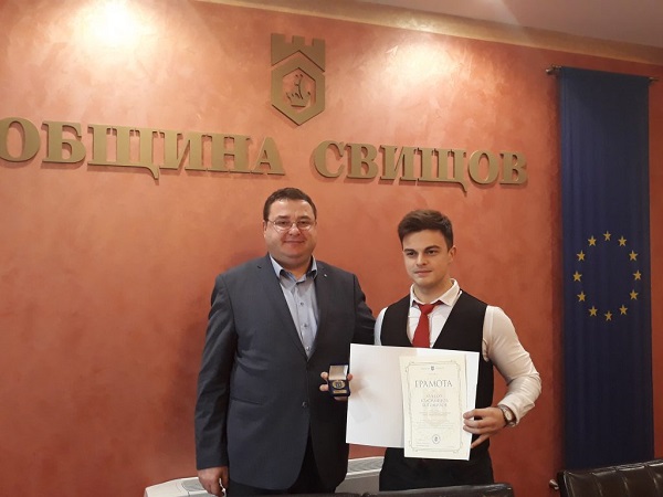 Велико Търново: Възпитаникът на ПДТГ „Димитър Хадживасилев“ Лъчезар Богомилов бе награден от кмета на Свищов с почетен знак „Най-добра бизнес идея“