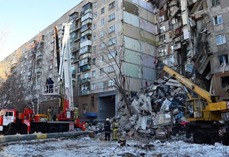 Увеличиха се загиналите след експлозията на блока в Магнитогорск
