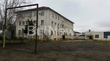 Извънредно! 17-годишен скочи от третия етаж в Роман, борят се за живота му