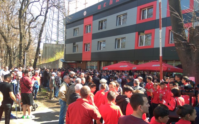 Бурни аплаузи за Ганчев от феновете, освиркват синдика