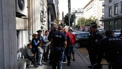 Майка на 9 деца заплаши да се самозапали, отведоха я