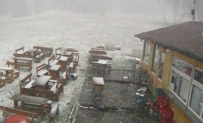 Сняг на парцали вали на хижа 