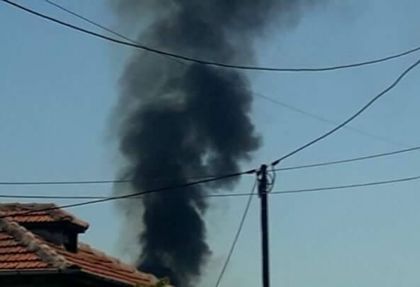 Паника в Поповица: Огнения ад може да погълне кравите, а над 300 души да останат без работа