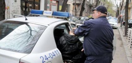 Подпийнал удари с глава полицай