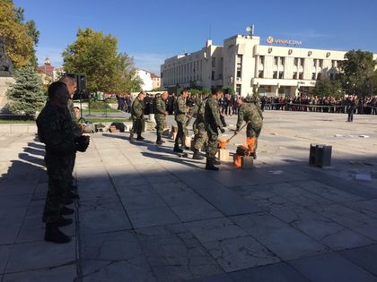 Със зрелищна демонстрация пловдивските командоси отбелязаха Деня на парашутиста (СНИМКИ/ВИДЕО)