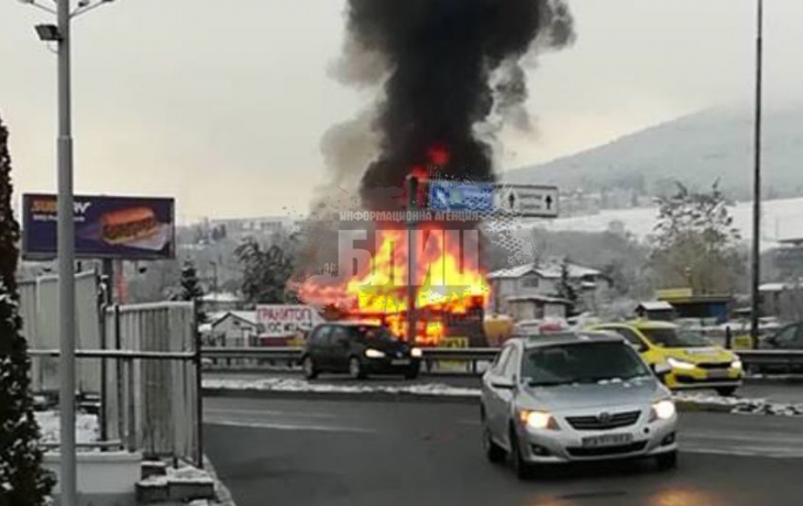Извънредно! Голям пожар лумна в София на метри от две бензиностанции (СНИМКА)