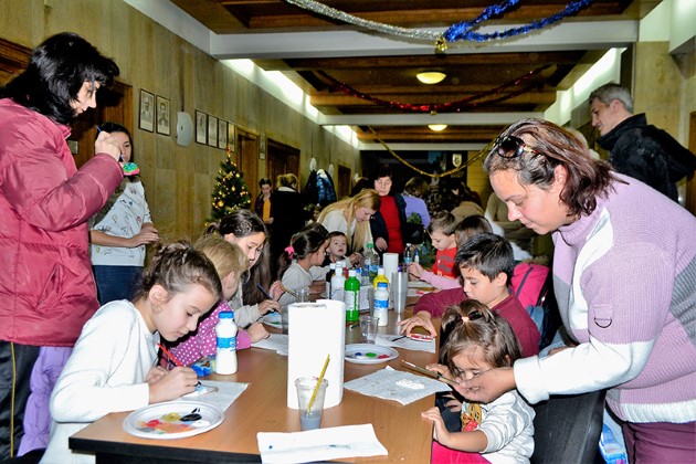 Велико Търново: Деца от детските градини в града изработиха 800 коледни картички