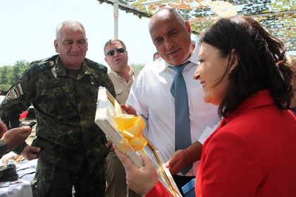 Добрич: С картина от каварненска художничка си тръгна премиерът от военното учение в Шабла