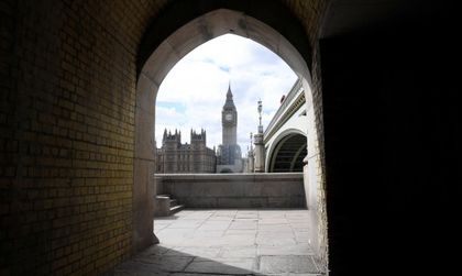 Британският парламент: Уважавана институция или вертеп на порока?