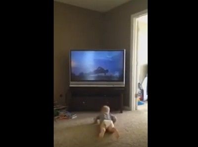 Бебе имитира движенията на Роки Балбоа (видео)