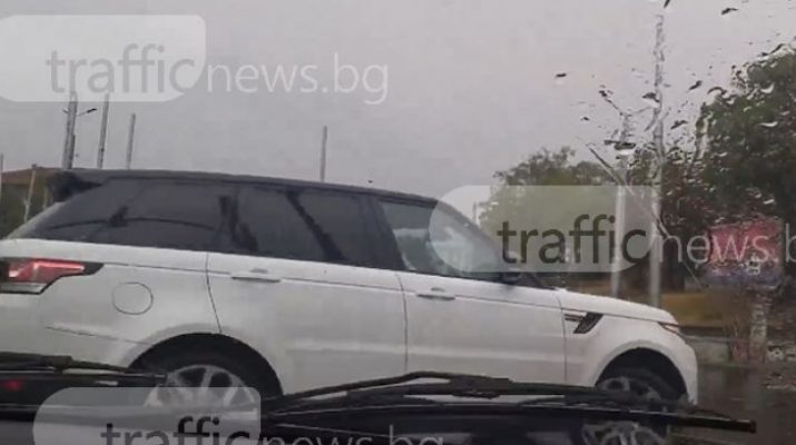 Шофьори се хванаха за главата от изпълненията на тази мадама с джип в Пловдив (ВИДЕО)