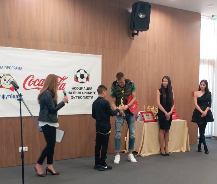 Звезда на ЦСКА-София награди юноша на Локо с приз за най-добър млад футболист