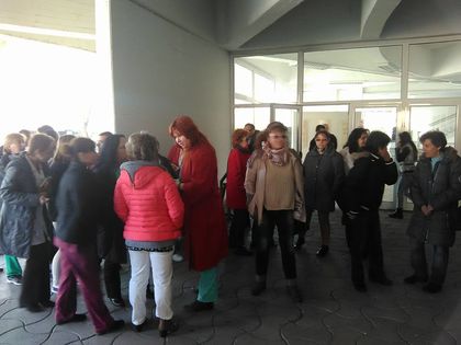 Лекари протестираха пред Общински съвет, сливане няма - засега