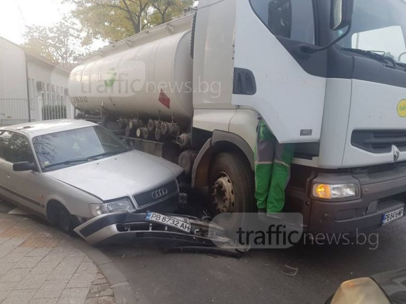Цистерна с гориво се заби в Ауди в центъра на Пловдив СНИМКИ