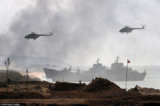 Daily Mail: Военните учения в Крим дават да се разбере, че Русия няма да даде полуострова (ВИДЕО)