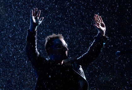 Боно изгуби най-скъпото си, U2 прекратиха мега концерт в Берлин (ВИДЕО)