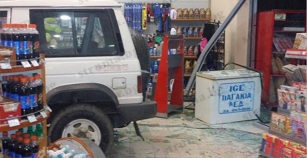 СНИМКИ: Джип влезе в магазина на бензиностанция, ей така!