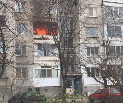 Ексклузивно: Газова бутилка гръмна в Пловдив, пожарната бори пламъците