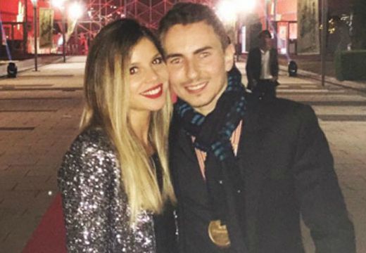 Шампионът в Мото GP тръгна с бившата на Пике