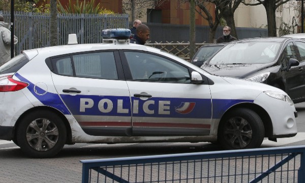 Оцелелият терорист от Париж е захвърлил колан с експлозиви