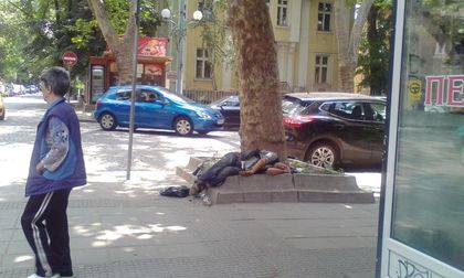 Пиян се скара с полицай и заспа на ул.