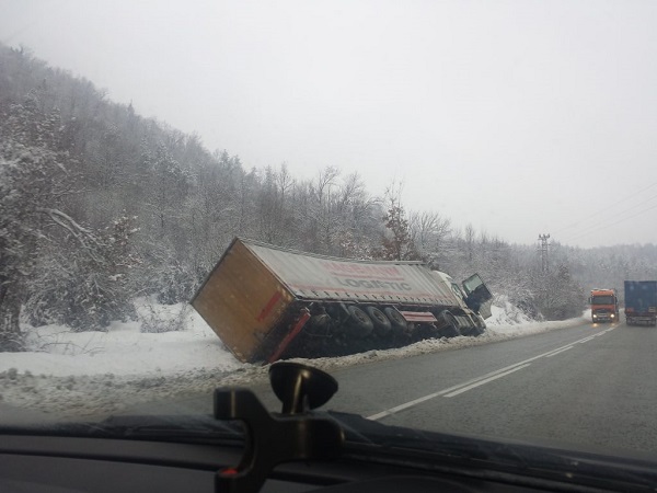 Търговище: Възстановено е движението по път I-4 Камбурово - Омуртаг от км 197 до км 201