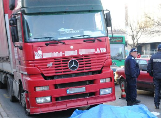 Нов ужас в в Кресненското дефиле: Кола се заби в ТИР, шофьорът загина