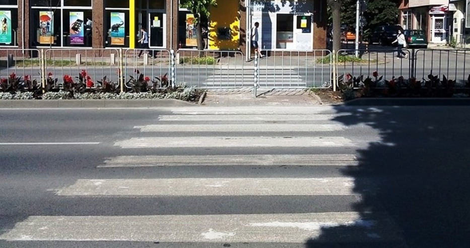 Цяла Варна говори само за това: Спешно затвориха нарочени за опасни пешеходни пътеки! (снимки)