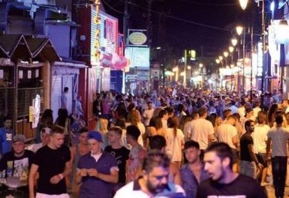 Скандал в Гърция! Курорти отказват да приемат повече британски туристи, Крит не било място за секс наркотици и оргии