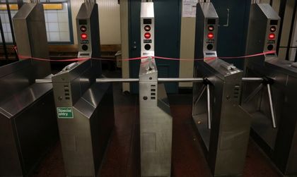 И в Ню Йорк: Непознат блъсна жена върху релсите на метрото