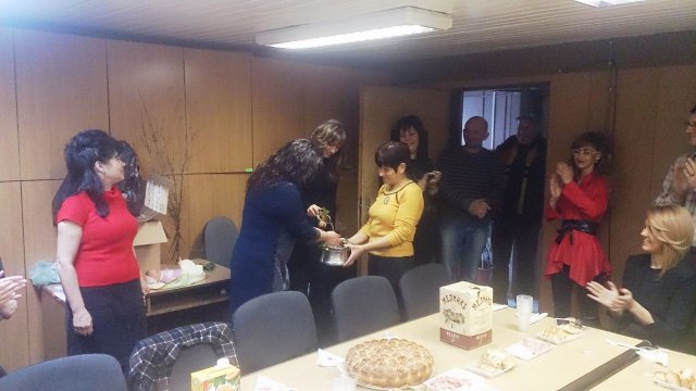 Ральо Ралев дари с кърпа и сапун бабите в "Северен"