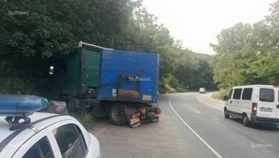 Катастрофирал ТИР затапи Е-79, камък подхвърлил влекача, забил се в скали