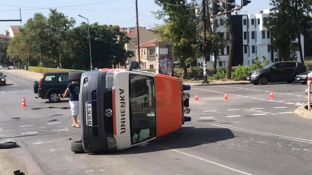 Джип блъсна и преобърна линейка с пациент в Ямбол! СНИМКИ