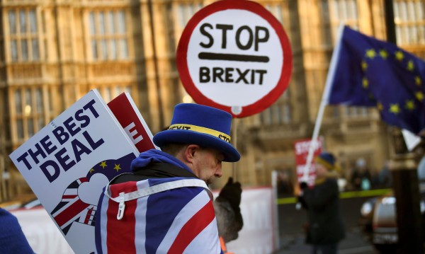 Как британци обръщат палачинката: Първо за Brexit, сега за ЕС