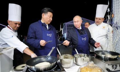 Семейна идилия: Путин сготви палачинки на Си Дзинпин
