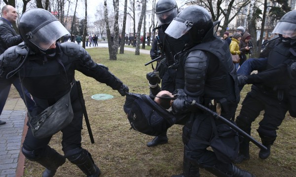 Беларус протестира: Милицията задържа 400 души, би част от тях