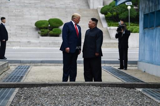 ТАСС: Завършиха преговорите между Доналд Тръмп и Ким Чен-ун