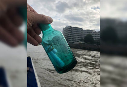 Баща и син намериха бутилка с бележка в Темза, разказът в нея разплака мрежата (СНИМКИ)