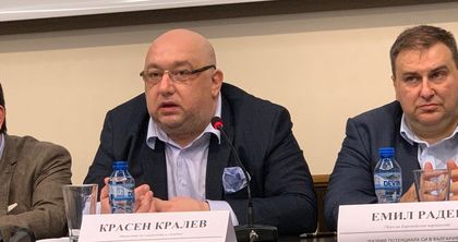 Кралев на конференция във Варна: Развивайки потенциала си тук, младите развиват и България