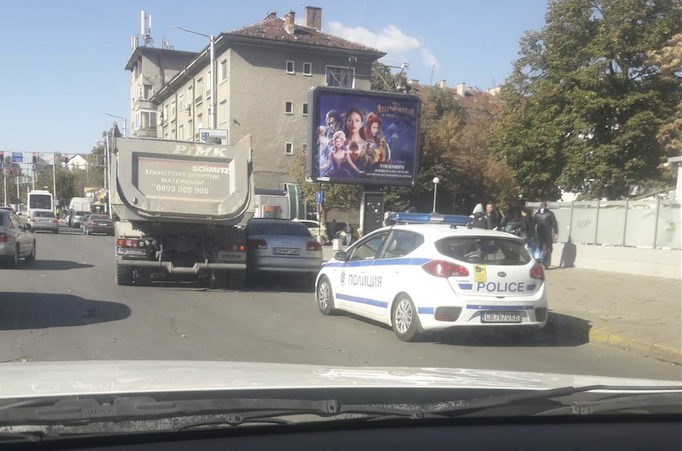 Камион и лъскаво Ауди се 