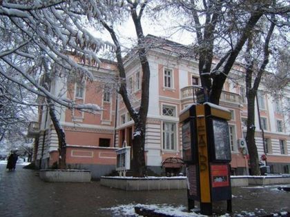 На театралната сцена през февруари